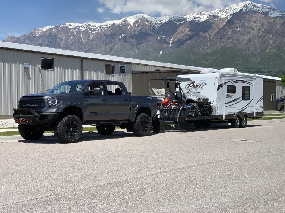 ¿Puede una Toyota Tundra remolcar una quinta rueda o un transportador de juguetes?