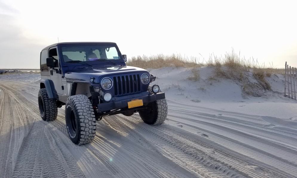 Jeep Wrangler Offroad in the Sand - Tires