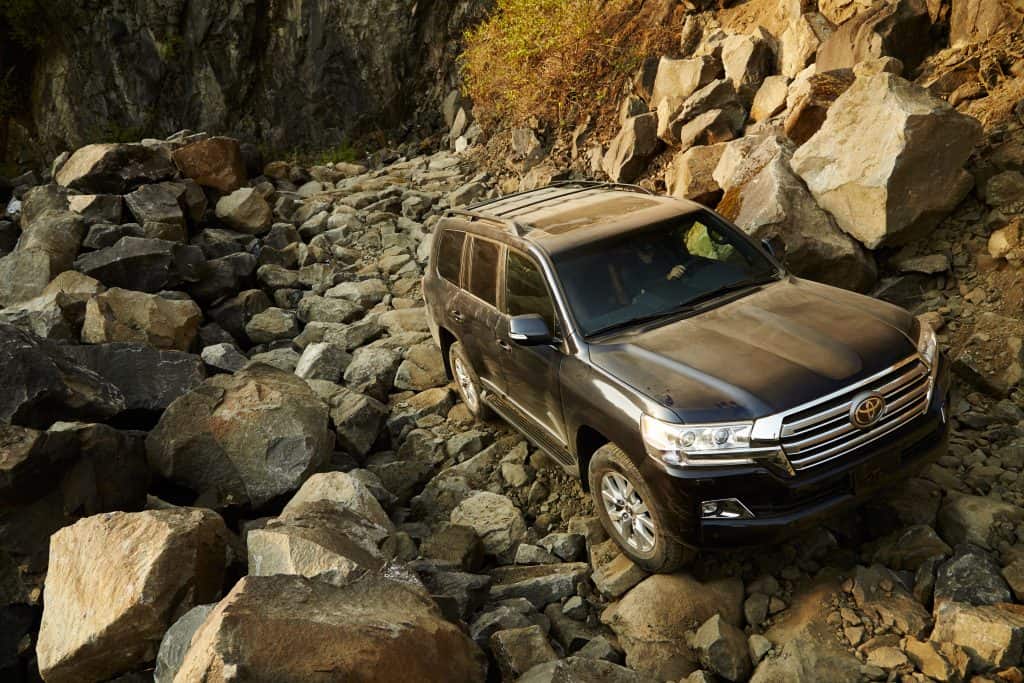 What Does the 200 Series LandCruiser Weigh? How Heavy Is a 200 Series LandCruiser? Does The 200 Series LandCruiser Do Well Off-Roading? #Toyota #LandCruiser