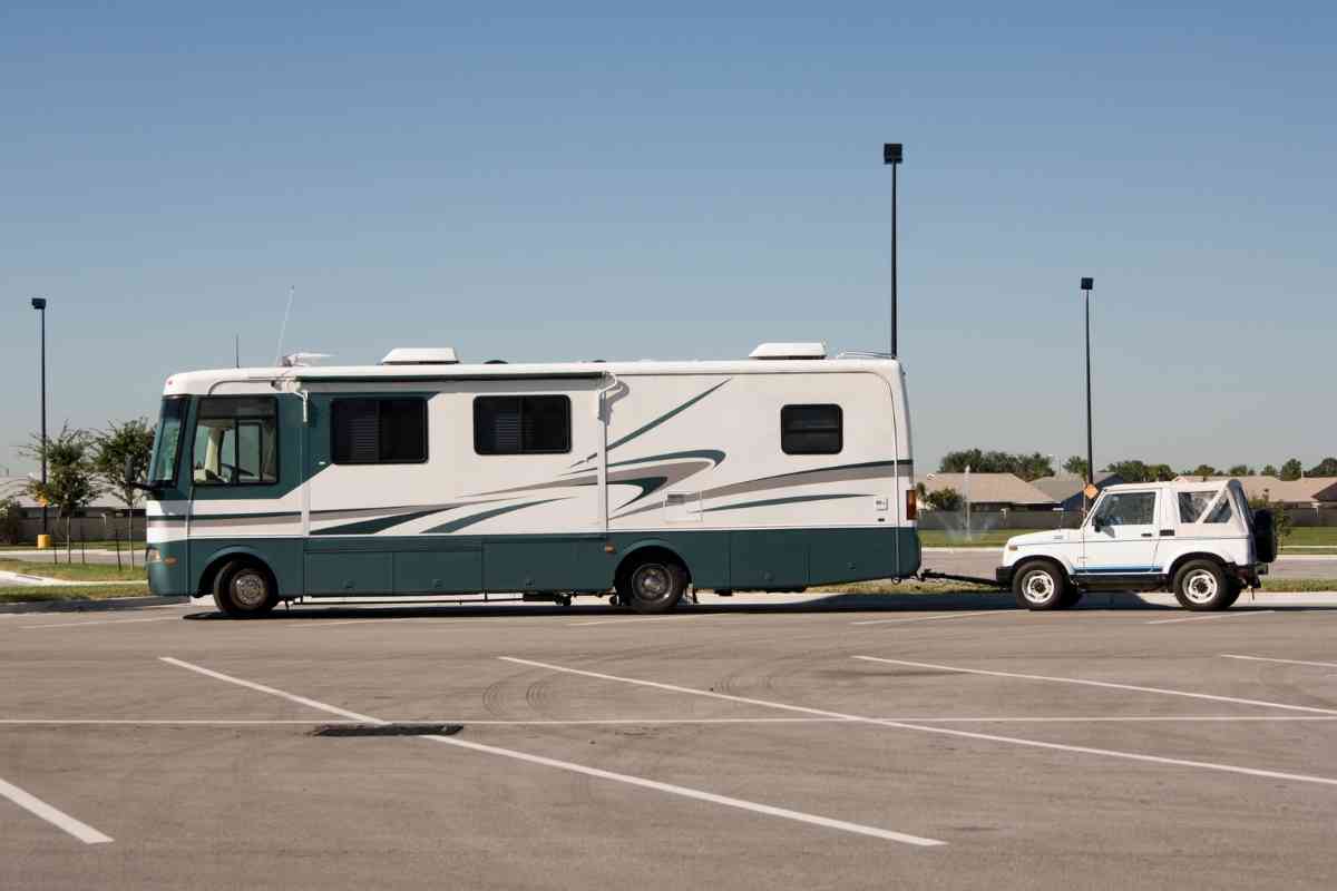 Can Mercedes be flat towed: generic image of an RV towing a vehicle