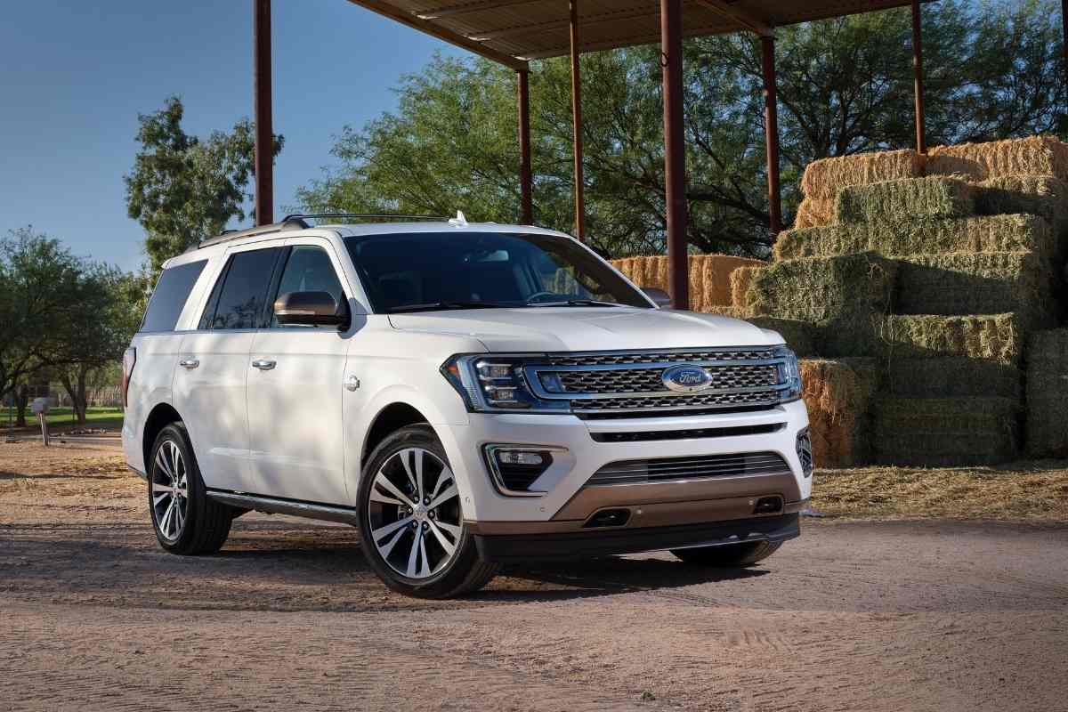 Does the Ford Expedition have a timing belt or chain?

Image shows a white Ford Expedition against a farm background