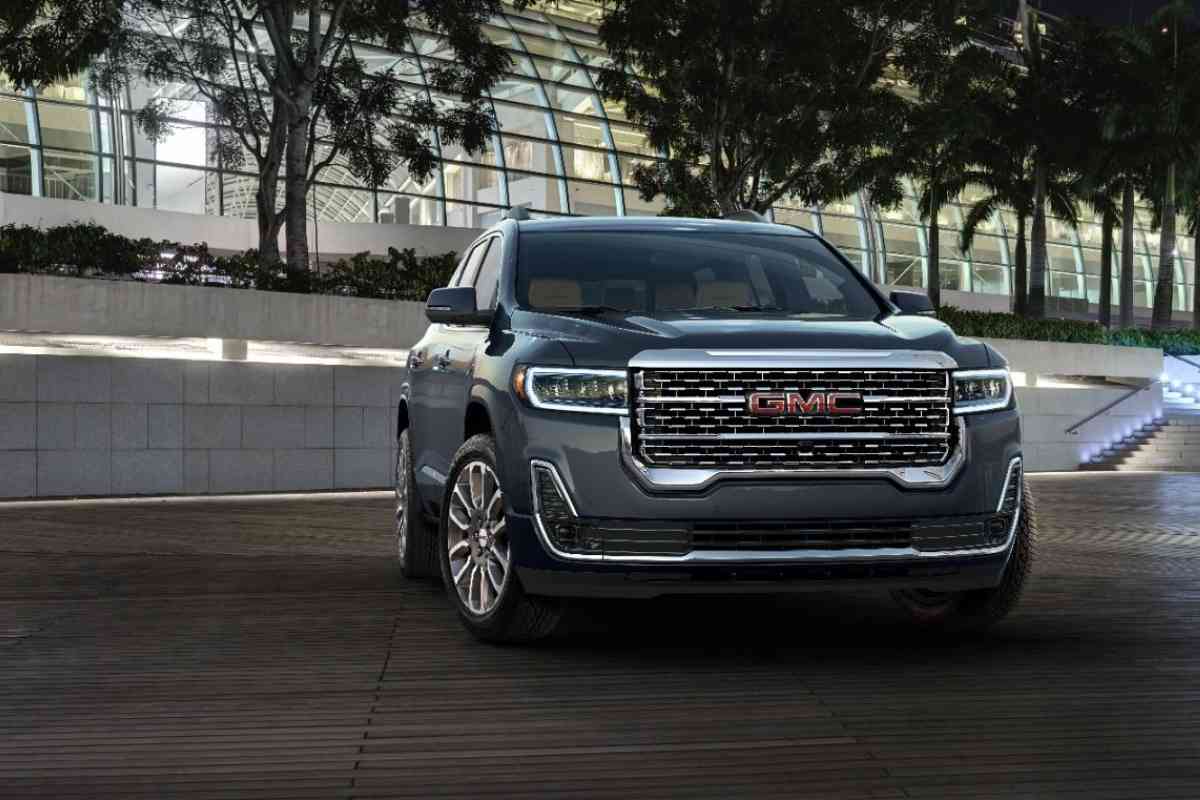 What's the Difference Between The Chevy High Country and The GMC Denali