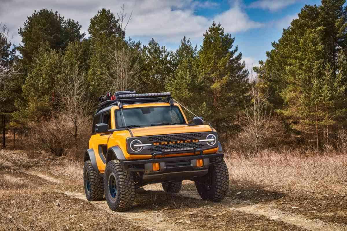 What's the difference between diff lock and 4x4? An image for the article shows a modified Ford Bronco in a trail