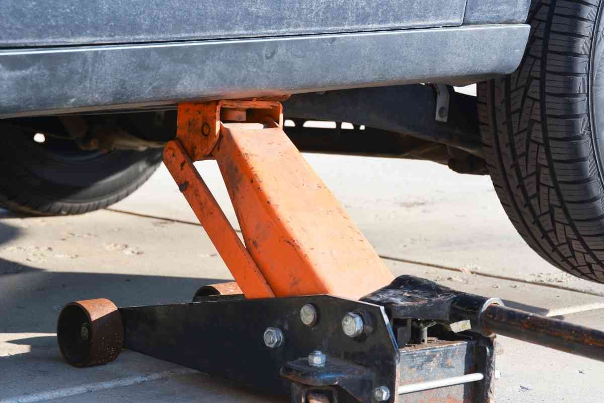 How To Jack Up A Lifted Truck [You Need To Know This!] Four Wheel Trends