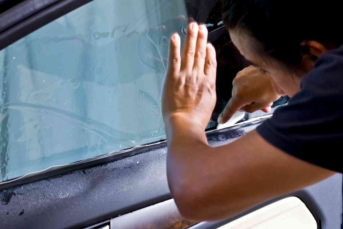 How To Remove Scratches From All Types Of Car Windows 1 3 Ways To Remove Scratches From All Types Of Car Windows
