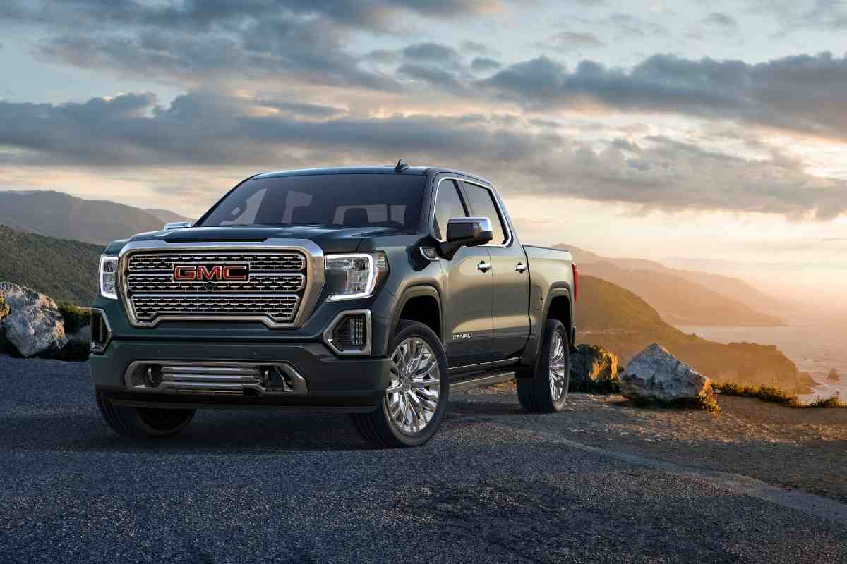 SLT and SLE in the GMC Sierra What Is The Difference Between The GMC SLE and SLT Sierra?