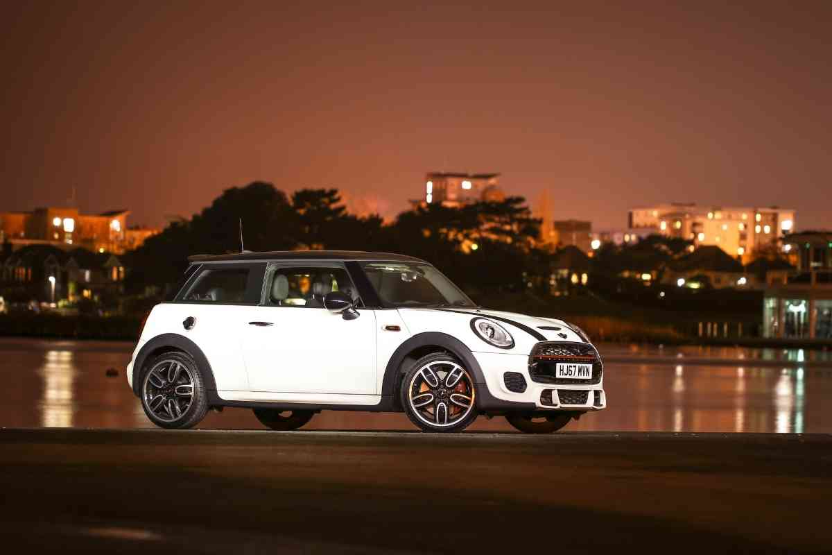 can you flat tow a mini cooper, generic image showing a white mini cooper against a sunsent