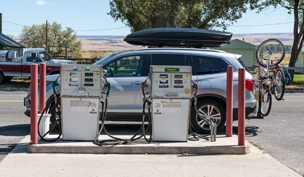 A Honda pilot with cargobox on a roof and bikes on a bike rack