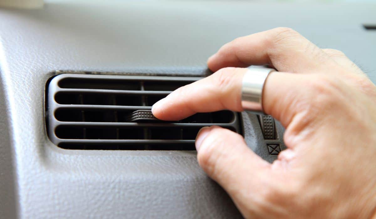 Turn the car air conditioner vents