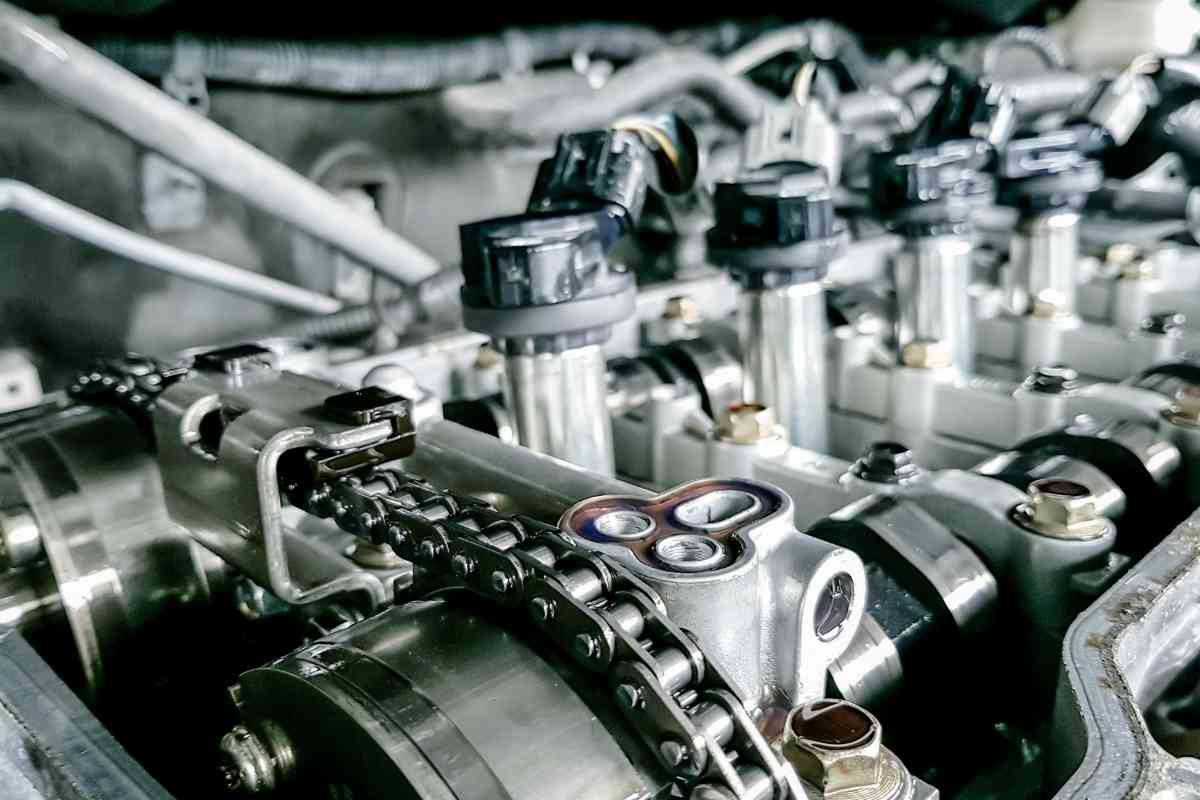 Image for: Does the ford expedition have a timing chain shows the internal components of an engine