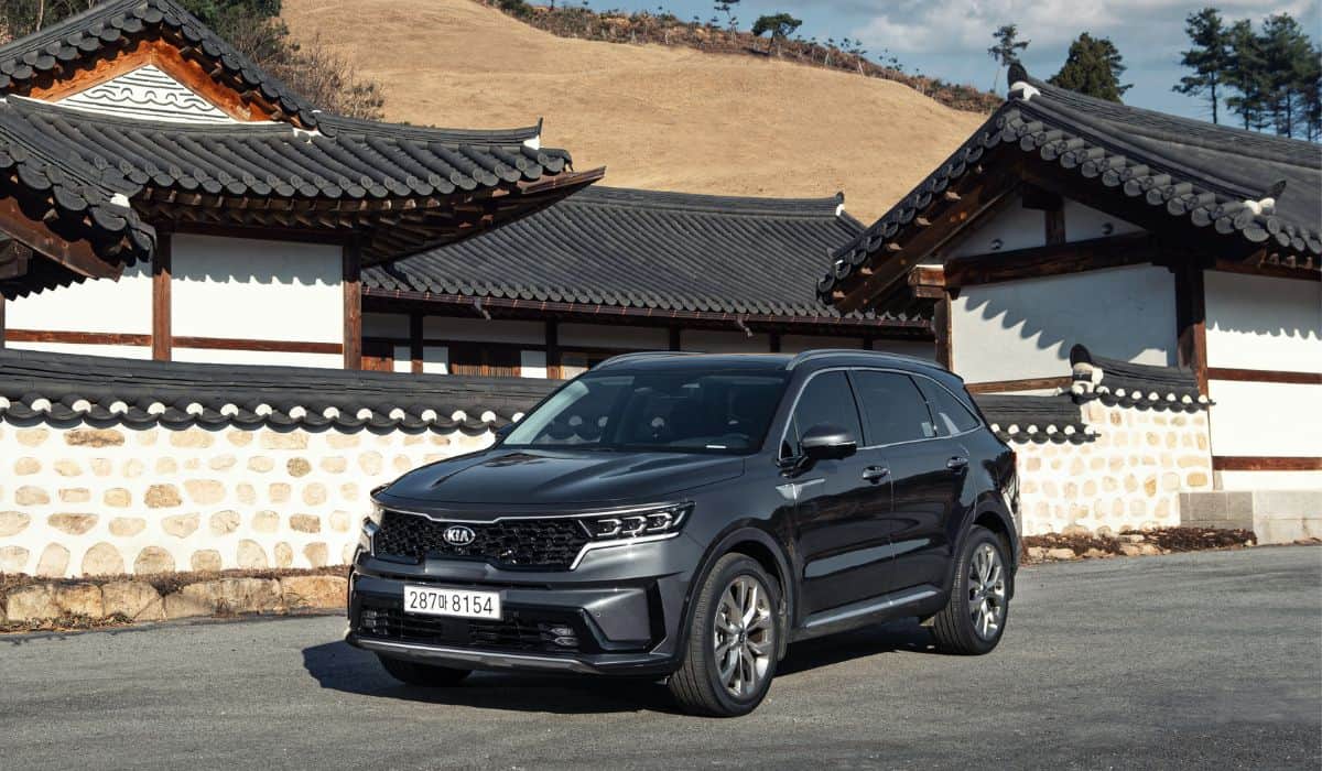 Kia SORENTO beside the Hanok