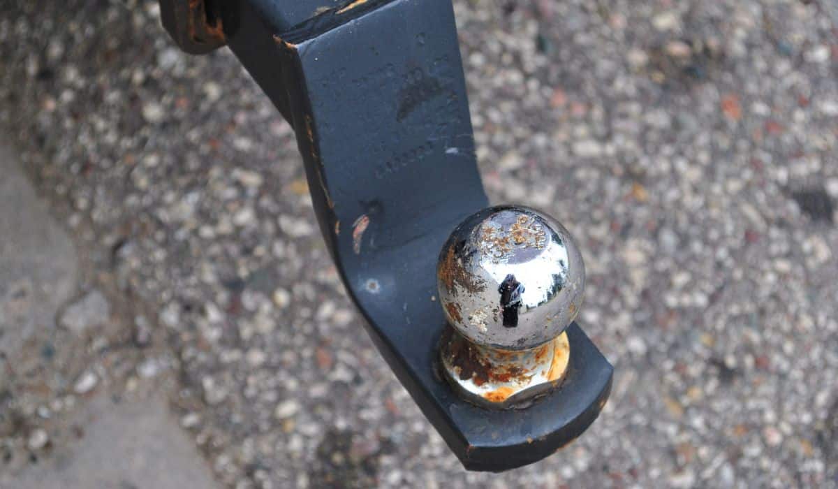 Trailer hitch installed on a vehicle