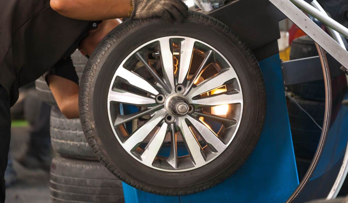 changing wheels-tire during spinning wheelCar wheel tire replacement