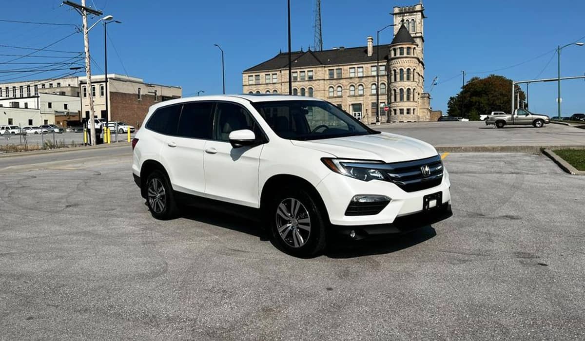 2016 Honda pilot in an empty parking lot