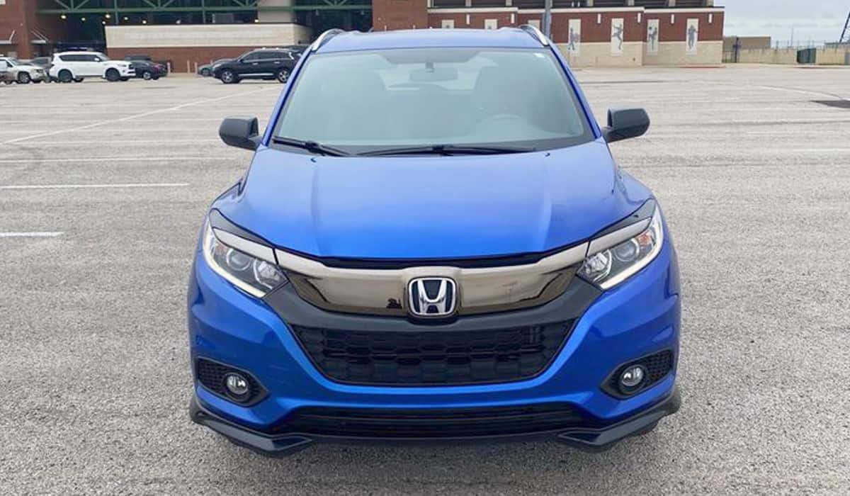 Front view of a 2022 Honda hr-v in a parking lot