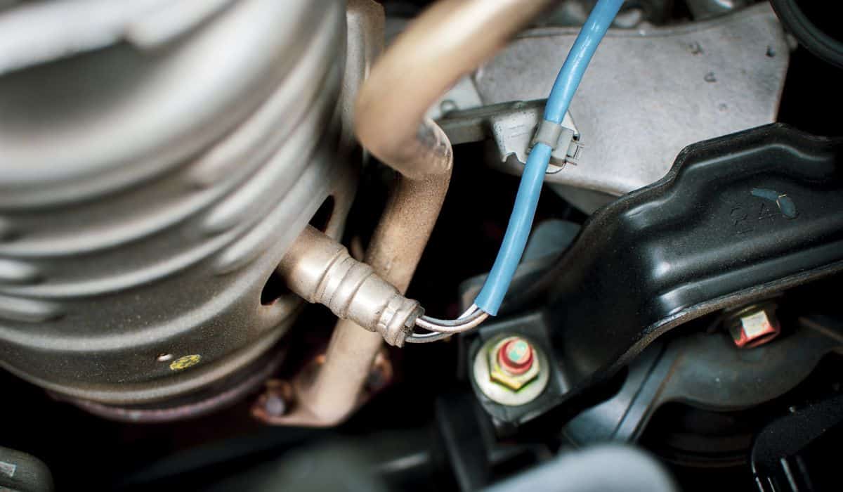 Oxygen sensor O2 in the exhaust pipe for calculating the ingredients in the engine system