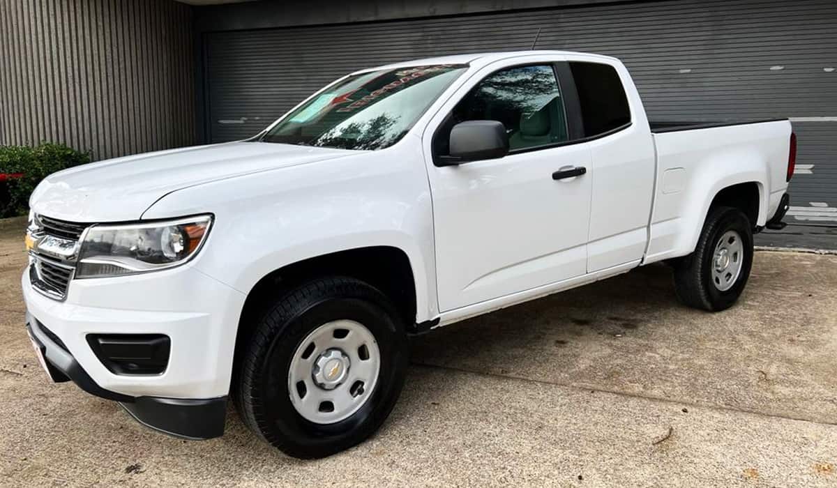 side view of a white 2017 Chevrolet colorado