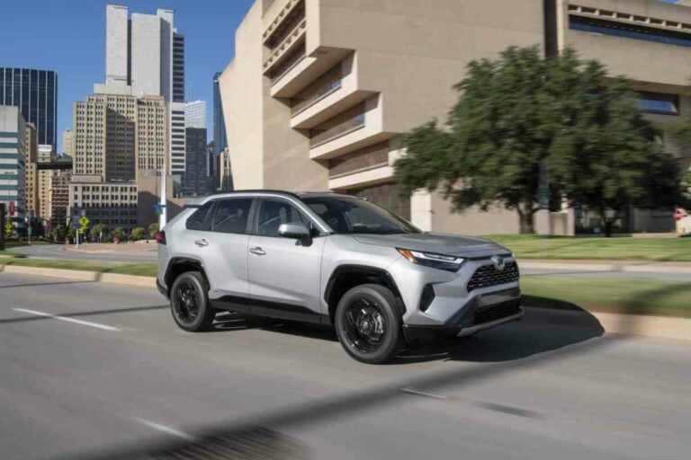 How long do Toyota Rav4 transmission last? The image shows a grey Toyota Rav4 in an urban environment