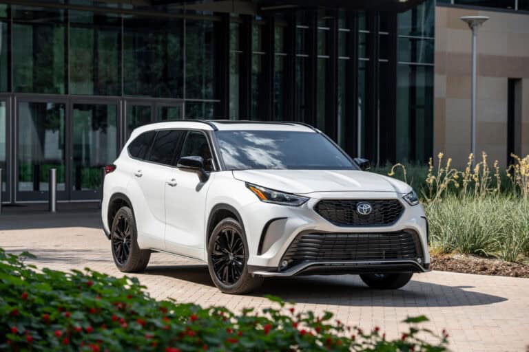 2025 Toyota Highlander pictured in Wind Chill Pearl White paint color