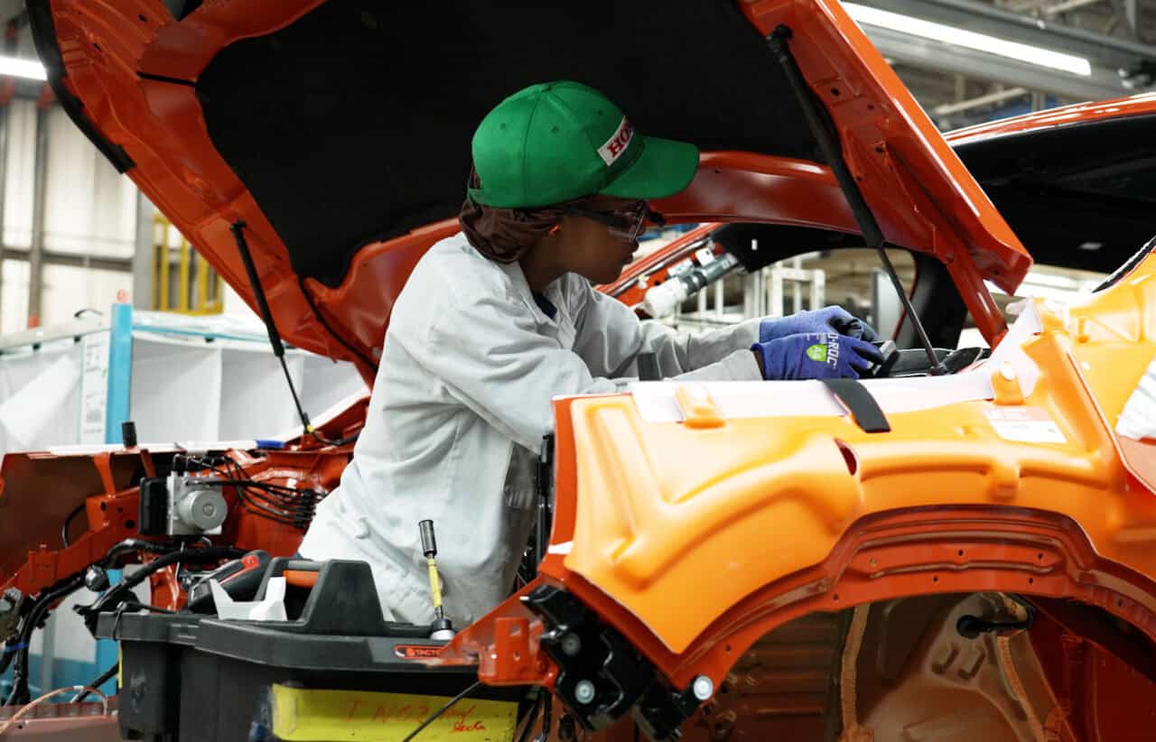 photo of American worker building a Honda vehicle